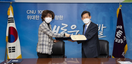 이진숙(왼쪽) 충남대 총장과 박학래 티맥스그룹 부회장이 업무 협약식에서 기념촬영을 하고 있다. 티맥스 제공